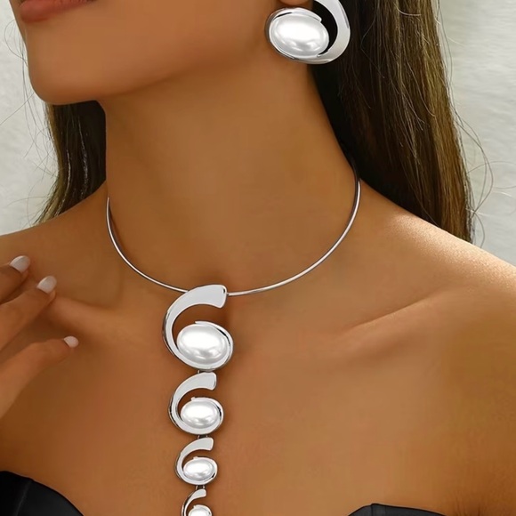 Jewelry - 2 pc Silver Geometric Jewelry Set